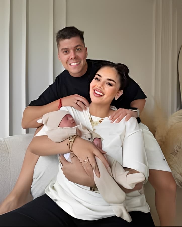 Casal feliz segurando seu bebê recém-nascido